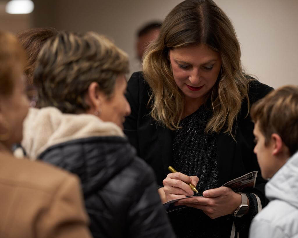 Laura Verdugo del Rey signing autographs after a classical guitar concert