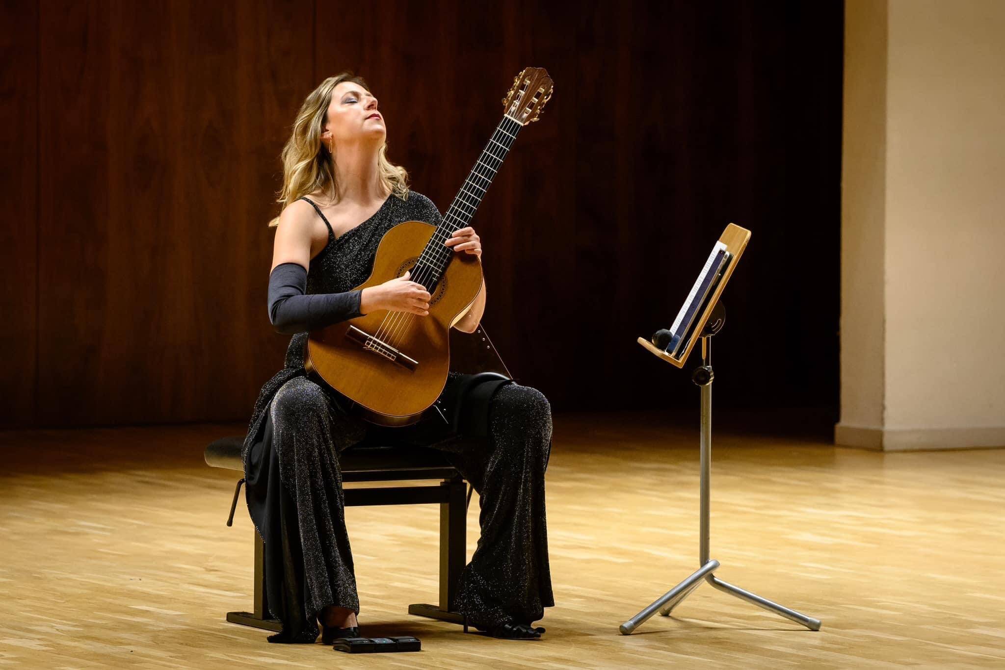 dar un concierto como solista