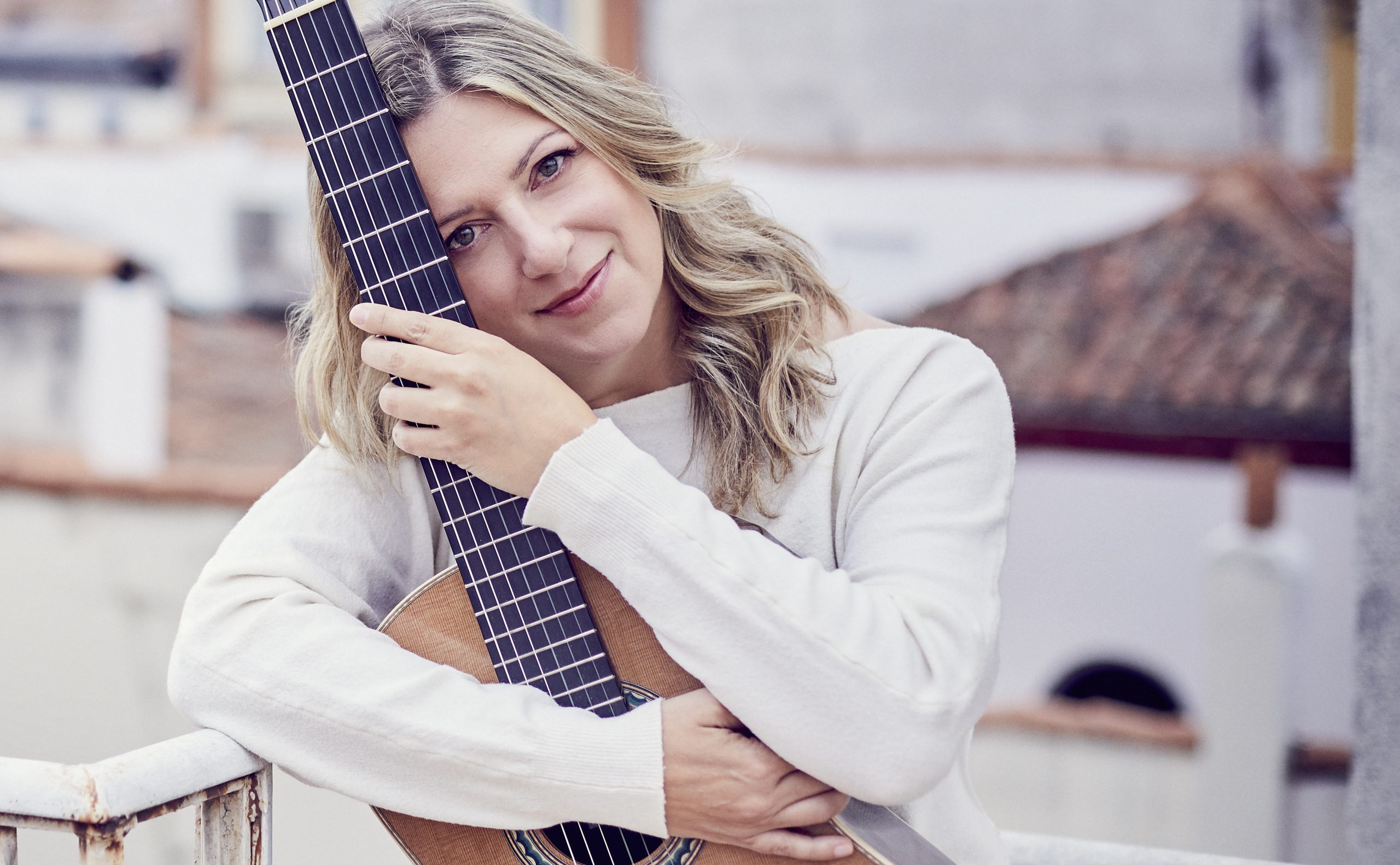 Laura Verdugo del Rey guitarrista clásica con guitarra española en retrato artístico profesional